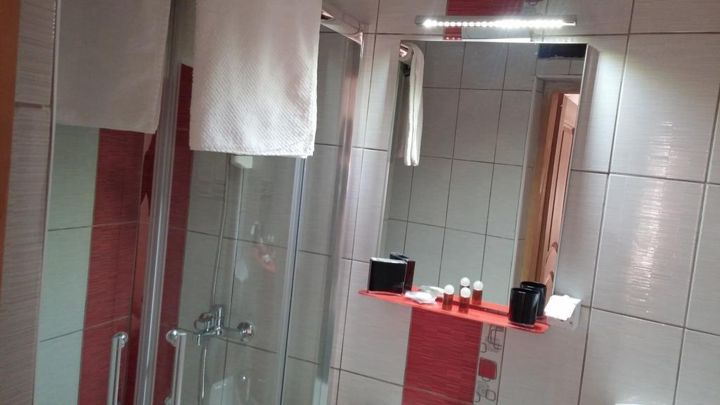 B&B Bazeni SJJ Rum bild