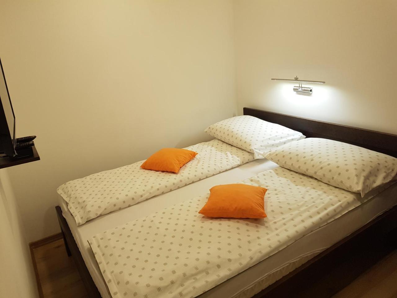 B&B Bazeni SJJ Rum bild